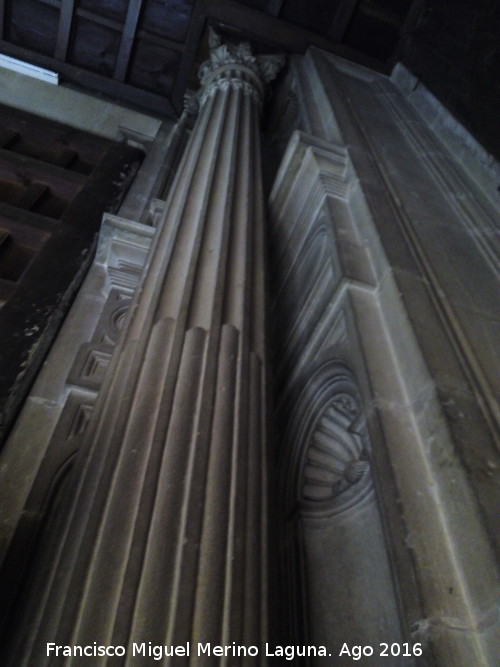 Catedral de Jan. Fachada Sur Interior - Catedral de Jan. Fachada Sur Interior. Columna del Zagun