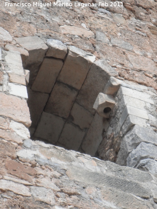 Castillo de La Guardia. Torre del Homenaje - Castillo de La Guardia. Torre del Homenaje. Ventana con sus goznes