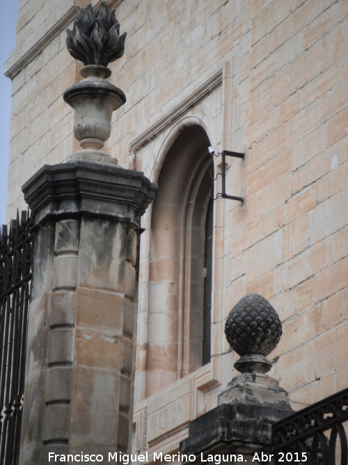 Catedral de Jan. Fachada Sur - Catedral de Jan. Fachada Sur. Ventana baja de la torre de la Fachada Sur