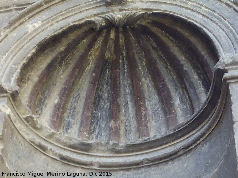 Catedral de Jan. Fachada Sur - Catedral de Jan. Fachada Sur. Vieira de la hornacina izquierda