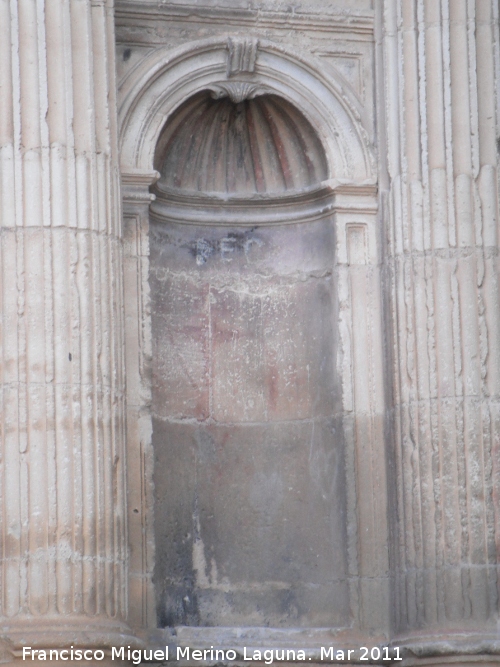 Catedral de Jan. Fachada Sur - Catedral de Jan. Fachada Sur. Dibujo y policroma de la concha en la hornacina inferior derecha