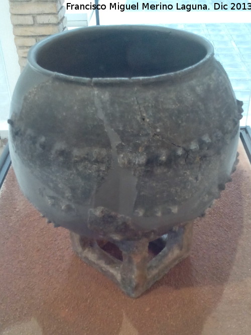 Cstulo. Poblado de la Muela - Cstulo. Poblado de la Muela. Olla con pena. Museo Arqueolgico de Linares