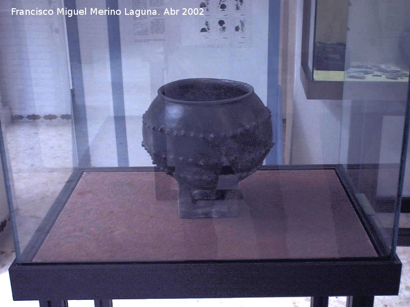 Cstulo. Poblado de la Muela - Cstulo. Poblado de la Muela. Olla con peana. Museo Arqueolgico de Linares