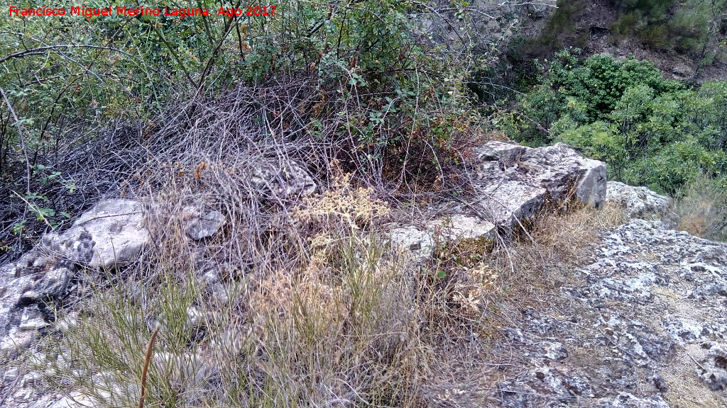 Cueva del Tercero - Cueva del Tercero. Resto de muro sobre la cueva