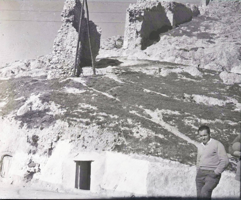 Muralla de Jan. Torren Sur II - Muralla de Jan. Torren Sur II. Foto antigua. Muralla y casas cueva. IEG