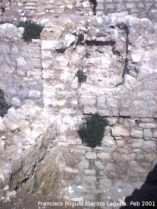 Muralla de Jan. Torren D - Muralla de Jan. Torren D. Parte superior del Torren D visto desde la Puerta del Aceituno. Se aprecia un hueco posiblemente de entrada con escaleras al habitculo superior. Este hueco dara al Paso de Guardia