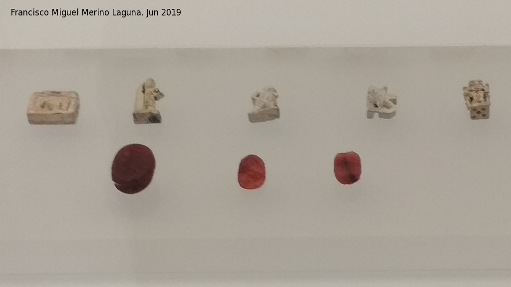 Necrpolis de Puente de Noy - Necrpolis de Puente de Noy. Amuletos de hueso tallado y escarabeos de coralina incisa 500-350 a.C. Museo Arqueolgico de Granada