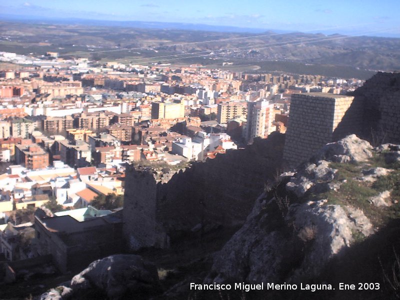 Muralla de Jan. Torren Norte XX - Muralla de Jan. Torren Norte XX. Se pude observar la equidistancia de los torreones.