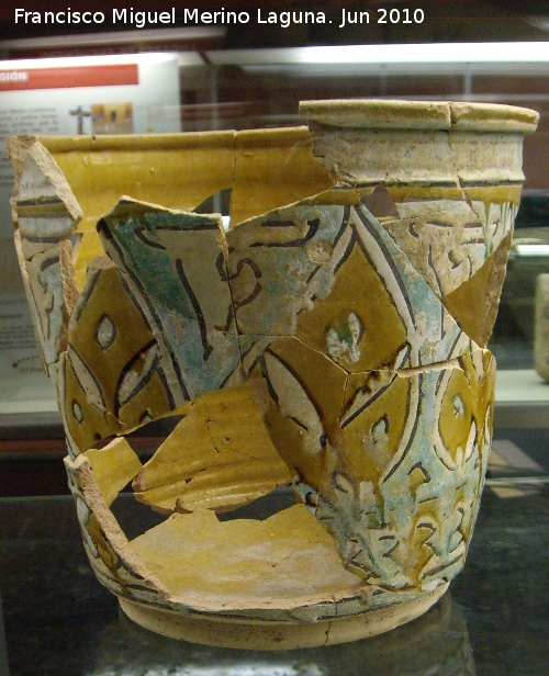 Barrio medieval de la Calle San Vicente - Barrio medieval de la Calle San Vicente. Vasija a cuerda seca siglo XII. Museo Provincial de Ja�n