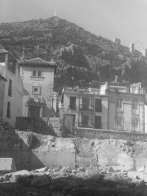 Casa de la Calle Almendros Aguilar n 45 - Casa de la Calle Almendros Aguilar n 45. Foto antigua. Aparece a la derecha