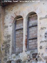 Iglesia de Cetrina Viejo. Ventana con parteluz de arco de medio punto de ladrillo visto