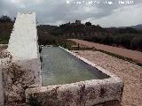 Pilar de la Mua. Al fondo el Castillo de la Mua