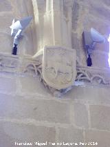 Colegiata de Santa Mara de los Reales Alczares. Claustro. Escudo del Cannigo Becerra