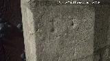 Iglesia de San Andrs. Cruces talladas en la puerta de la fachada trasera