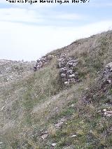 Castillo de Montejcar. Muralla y torren noreste