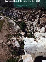 Fuente de El Cabo. Antigua acequia que parte desde la fuente hasta el lavadero