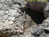 Oppidum Puente Tablas. Santuario. Cazoletas a la puerta de la cueva