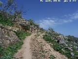 Oppidum de Giribaile. Puerta Sur. Piedras talladas para el paso del camino carretero