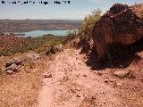 Oppidum de Giribaile. Puerta Sur. Piedras talladas para el camino