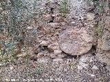 Casera de los Frailes. Columna empotrada en el muro