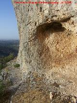 Pinturas rupestres del Poyo de la Mina II. Abrigo que contiene las pinturas y a su izquierda el pequeo pasillo por el que se accede a este poyo