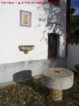 Molino de Puertollano. Pileta, piedra de molino y reja