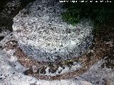 Cantera de Piedras de Molino de la Camua. Piedra de molino a medio tallar