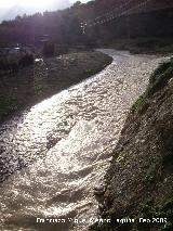 Ro Fro. En crecida por el puente viejo de los Villares