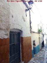 Calle Obispo Arquellada. Arco rebajado de ladrillo blanqueado