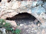 Pinturas rupestres del Poyo de los Herreros. Pequea cueva en el poyo