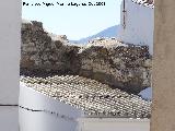 Castillo de las Peuelas. Muralla entre las casas