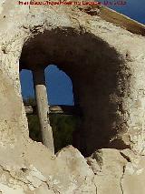 Castillo de la Macarena. Ventana alta de palos