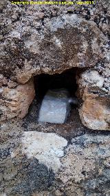 Cementerio de Bujaraiza. Hueco donde se guardan las cosas para el mantenimiento de las tumbas