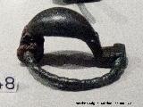 Fbulas. Fbula anular de puente con timbal en bronce. Necrpolis de Carada - Espeluy. Museo Ibero de Jan