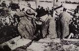 Manuel Azaa. Azaa con piqueta de plata en mano solemniza el derribo del Baluarte de Santa Clara de las Murallas de Gerona 1931. Foto de Casas