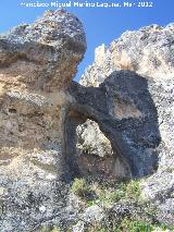 Castillo de El Rosel. Arco de piedra. Al fondo el Castillo de Htar