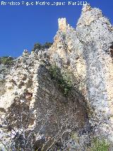 Castillo de El Rosel. Al fondo el Castillo de Htar