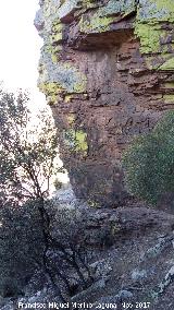 Pinturas rupestres de la Morciguilla de la Cepera II. Arranque de la cornisa que conduce al abrigo