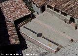 Aljibe del castillo. Los tejados apuntando al aljibe para recoger el agua de lluvia