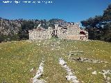 Cortijo Pardales. Camino nivelado y cortijo