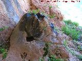 Eremitorio de la Cueva de las Cruces. Cazoletas con canalizaciones