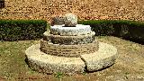 Castillo de los Guzmanes. Piedras de molino y bolao