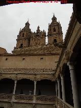 Casa de las Conchas. Asomando La Clereca