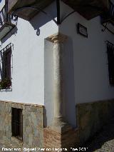 Calle Adarve. Columna