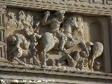 Hospital de Santiago. Fachada. Relieve de la portada