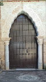 Iglesia de Santa Mara de la Granada. Puerta de arco lobulado sobre columnas visigodas