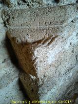 Ermita de Alarcos. Basa con esquina de buho