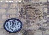 Iglesia de San Bartolom. Escudo y reloj