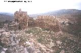 Castillo del Berrueco. Patio de Armas, con el Torren Circular izquiedo y las murallas almenadas