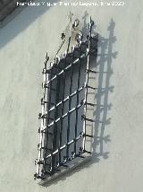 Casa de la Calle Antonio Moreno n� 31. Reja de rosetas con escudo y cruz